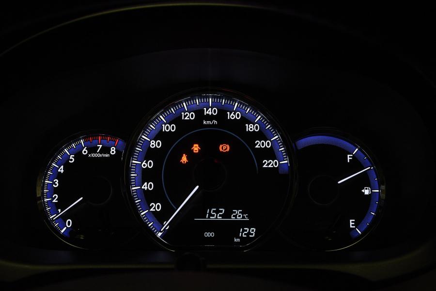 Панель приборов Toyota Yaris S 2018 года  (ZA) (фото 12 из 39)